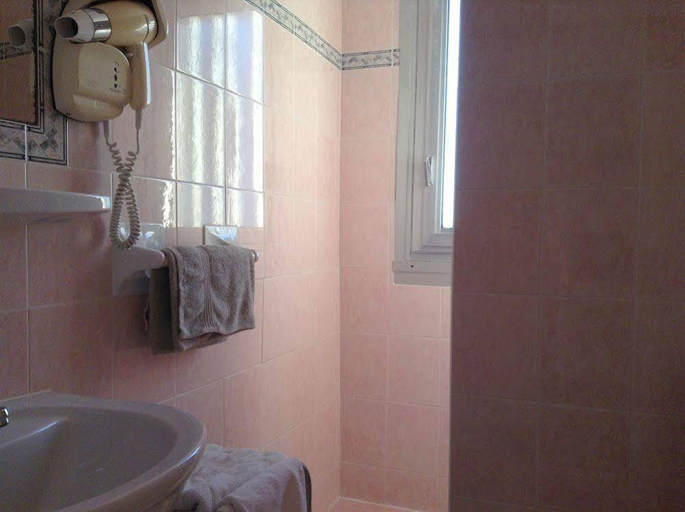 Hotel La Caravelle Fréjus エクステリア 写真
